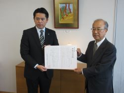 公益社団法人岐阜市シルバー人材センター理事長 小川欽市氏から地域社会に貢献するシルバー人材センターの決意と支援の要望書を受領の様子