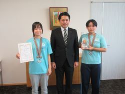 はしまモアスポーツクラブ所属の岐阜清流中学校2年 石原こころさん及び境川中学校2年 山田椛暖さんが、第10回全国中学生フェンシング選手権大会女子団体戦3位入賞を報告の様子