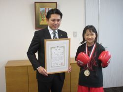 岐阜薮田ボクシングジム所属の島小学校5年 矢﨑凜華さんが、第11回全日本UJボクシング王座決定戦小学生女子46kg級優勝を報告の様子