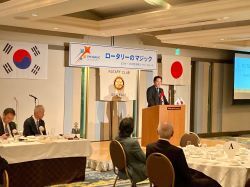 岐阜東ロータリークラブ創立55周年記念例会に出席し、あいさつ及び講演（都ホテル岐阜長良川）の様子
