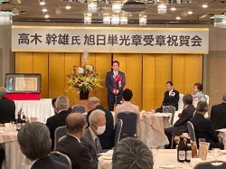 金華自治会連合会長 高木幹雄氏旭日単光章受章祝賀会に出席し、あいさつ（岐阜グランドホテル）の様子