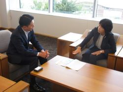 消費者庁長官 新井ゆたか氏と面談の様子