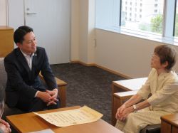 岐阜市で活動する総務省行政相談委員 大塚節子氏が総務大臣表彰受賞を報告の様子