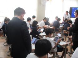 長良中学校にて生成AIを活用した授業を視察（同所）の様子