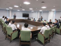 白山小学校、長良中学校、岐阜小学校及び岐阜中央中学校の児童・生徒による姉妹校への作品寄贈式にて、あいさつの様子