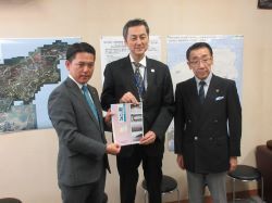 岐阜県木曽三川改修工事促進期成同盟会ほか4団体の会長等として、国土交通省水管理・国土保全局長 藤巻浩之氏へ提言及び意見交換（東京）の様子