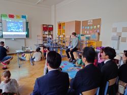 デッカーガッセ小学校を訪問し、姉妹校の白山小学校とのオンライン交流会に出席（ウィーン市）の様子
