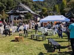 ミライの参道まるけに出席し、あいさつ。及び出展ブースを視察（伊奈波公園ほか）の様子