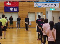 岐阜ミニテニス協会主催の岐阜記念大会2024に出席し、あいさつ（山県市）の様子