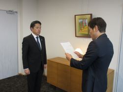 岐阜市上下水道事業経営審議会会長 後藤尚久氏が水道料金のあり方について答申の様子