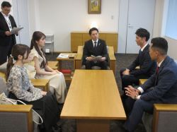 令和6年度岐阜市産業・農業祭～ぎふ信長まつり～「信長公騎馬武者行列」に選考された古田宏希氏、玉木直幸氏、川畑朱璃氏及び武藤妃那氏が同イベントへの出演を報告の様子