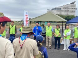 岐阜伊奈波ライオンズ主催の長良川クリーンウォークに出席し、あいさつ（長良川公園）の様子