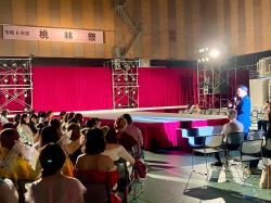 第75回桃林祭デザイン環境学科ファッションショー「fairy tale」を鑑賞し、あいさつ。その後、会場を視察（岐阜市立女子短期大学）の様子