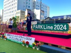 金華橋ストリートパークライン2024オープニングセレモニーに出席し、あいさつ（金華橋通りの社会実験区間内）の様子