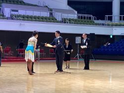 「清流の国ぎふ」文化祭2024社交ダンスの祭典に出席し、あいさつ及び表彰状を贈呈（岐阜メモリアルセンター で愛ドーム）の様子
