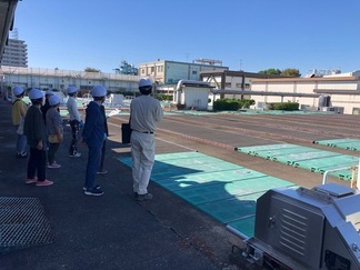 写真：水処理施設（外部）の見学風景