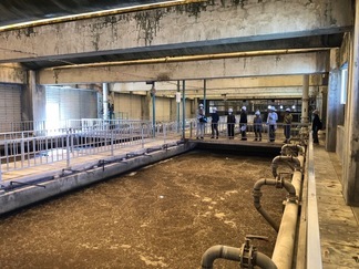 写真：水処理施設（内部）の見学風景