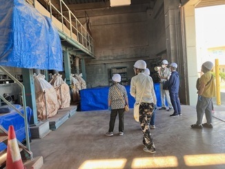 写真：りん回収施設の見学風景