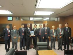 名鉄名古屋本線・各務原線鉄道立体化促進期成同盟会の会長として、国土交通省国土交通審議官 天河宏文氏へ提言及び意見交換（東京）の様子