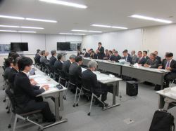 中部直轄河川治水期成同盟会連合会の会長として、国土交通省水管理・国土保全局幹部との意見交換会に出席し、あいさつ（東京）の様子