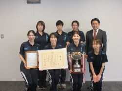 岐阜市を拠点に活動するKAYOクラブが第55回全国ママさんバレーボール大会優勝を報告の様子