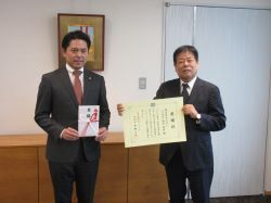 株式会社NHC代表取締役 鈴木貞男氏からの岐阜薬科大学キャンパス整備事業への寄附に対し、感謝状を贈呈の様子