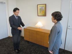 法務省人権擁護委員の委嘱状伝達式の様子