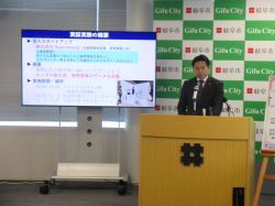 定例記者会見の様子