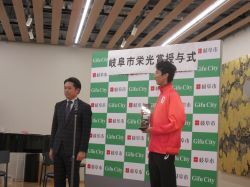 パリオリンピック陸上男子走高跳日本代表 赤松諒一氏に岐阜市栄光賞を贈呈の様子