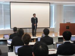 若手職員を対象とした令和6年度岐阜市の未来を共に考えるワーキンググループによるプレゼンテーションにて、あいさつ及び講評の様子