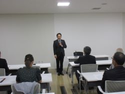 岐阜県日本中国友好協会2024年度臨時総会に出席し、あいさつ（朝日大学病院）の様子