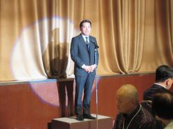 「岐阜をどり」を愉しむ集いに出席し、あいさつ（岐阜グランドホテル）の様子