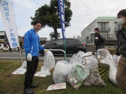 「川と海のクリーン大作戦」長良川一斉清掃に出席（長良川公園）の様子