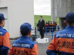 第73回岐阜県消防操法大会に出席し、出場した岐阜市北消防団岩野田分団を慰労（各務原市）の様子