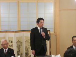 第73回岐阜県消防操法大会に出場した岩野田分団慰労会に出席し、あいさつ（貴久家）　の様子