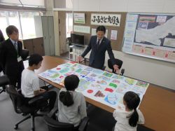 岐阜小学校の生徒達に対し姉妹校であるフィレンツェ市サンドロペルティーニ小学校の生徒達から預かった作品を贈呈（岐阜小学校）の様子