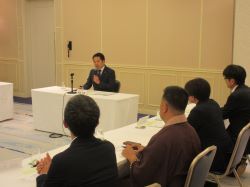 岐阜市私立幼稚園PTA連合会・岐阜市私立幼稚園連合会との教育懇談会に出席し、講話（グランヴェール岐山）の様子