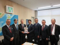 岐阜県国道協会ほか10団体の会長として、他2団体と合同で、国土交通省道路局長 山本巧氏へ提言及び意見交換（東京）の様子