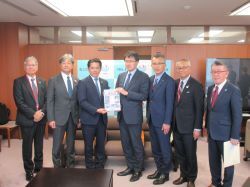 同会長として他2団体と合同で、国土交通省技監 廣瀬昌由氏へ提言及び意見交換（東京）の様子