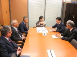 同会長として他2団体と合同で、衆議院議員 野田聖子氏に要望及び意見交換（東京）の様子