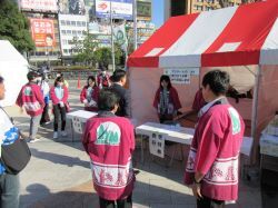 岐阜市産業・農業祭～ぎふ信長まつり～「信長駅前楽市」を視察(JR岐阜駅北口駅前広場 杜のかけ橋ほか)の様子