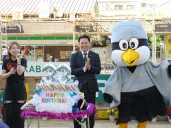 同鮎まつり～”あゆ”をいろんなカタチで楽しもう～を視察（金華橋通りの社会実験区間内）の様子