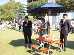岐阜市産業・農業祭～ぎふ信長まつり～ 岐阜市・一宮市喫茶文化交流会「あおぞら喫茶ぎふ～with一宮～」に出席（セントラルパーク金公園）の様子
