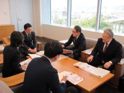 防衛省東海防衛支局長 前田肇氏ほかと面談の様子