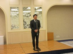 岐阜市水防しおり会懇親会に出席し、あいさつ（グランヴェール岐山）の様子