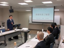 一般社団法人岐阜青年会議所2024年度行政懇話会に出席し、あいさつ及び同団体の実施事業に対する講評（ハートフルスクエアーG）の様子