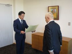 ワンストップパートナーズ株式会社代表取締役 深尾伸二氏からの子ども食堂等への寄附に対して感謝状を贈呈の様子