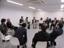ふるさと岐阜市活躍人財バンク登録者との意見交換会に出席し、あいさつ及び意見交換（東京）の様子