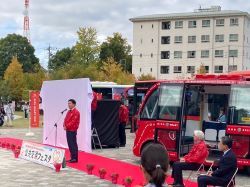 公共交通フェスタ2024～GIFU HEART BUS 1st Anniversary～に出席し、あいさつ（みんなの広場 カオカオ）の様子
