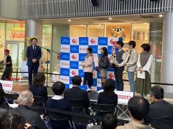 柳ケ瀬グラッスル35第2回ストリートピアノコンテストに特別審査員として出席し、あいさつ及び最終審査（同所）の様子